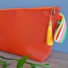 NECESSAIRE TELA DE NYLON LARANJA ALÇA COLORIDA 