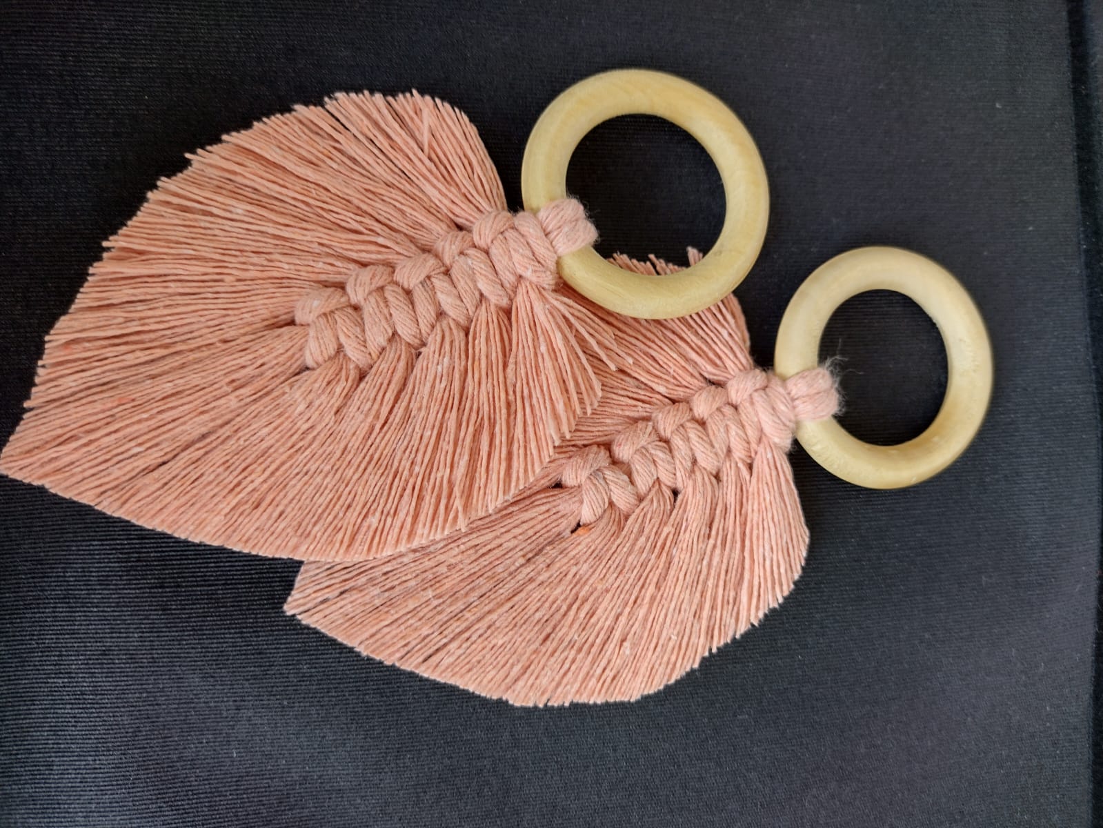 PORTA GUARDANAPO COM ARGOLA FORMATO EM FOLHA ROSA