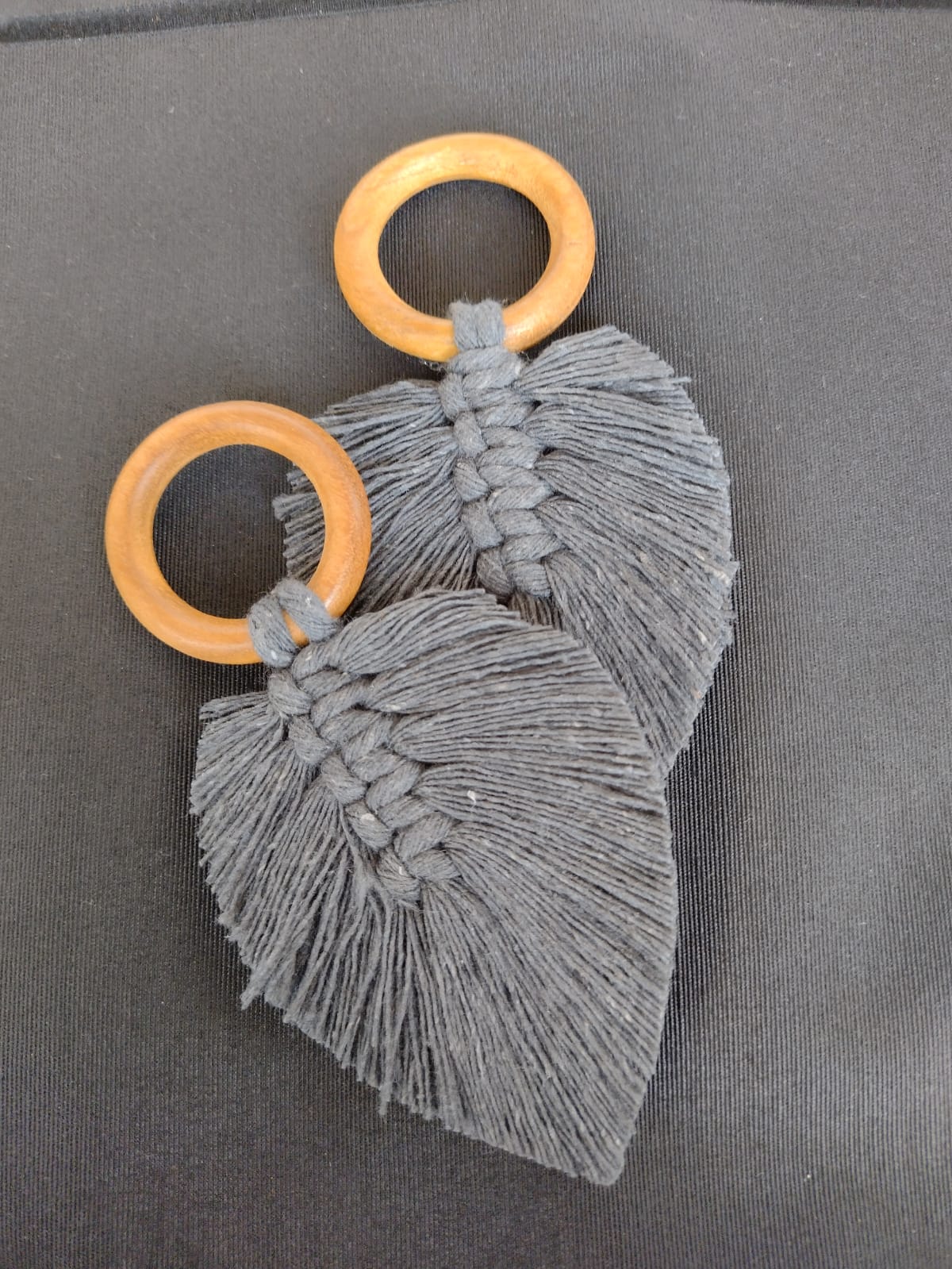 PORTA GUARDANAPO COM ARGOLA FORMATO EM FOLHA CINZA