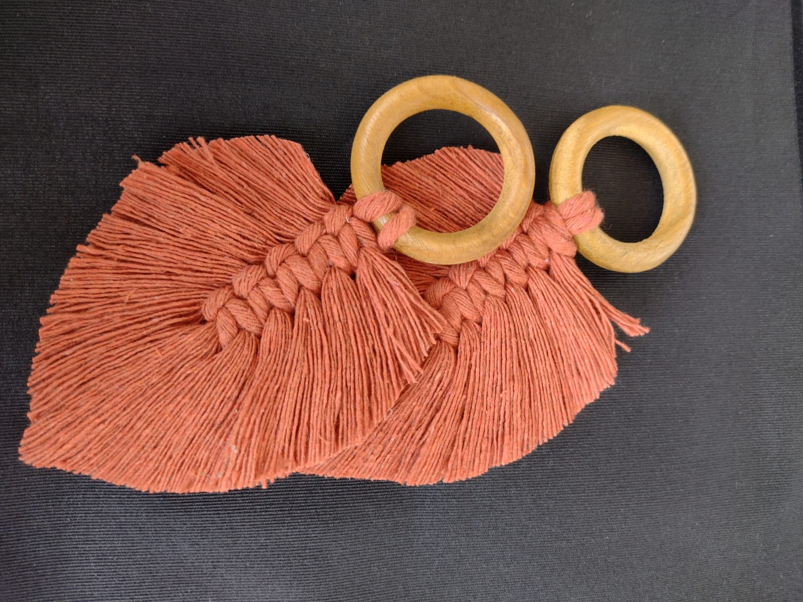 PORTA GUARDANAPO COM ARGOLA FORMATO EM FOLHA LARANJA