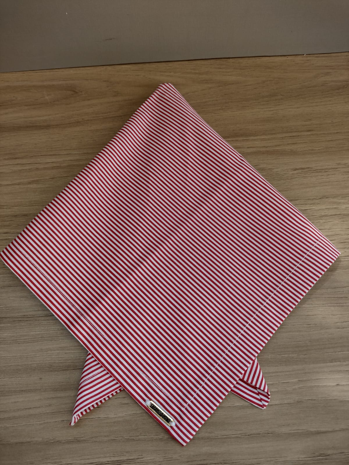 GUARDANAPO PARA MESA AMERICANA  LISTRADO VERMELHO E BRANCO.