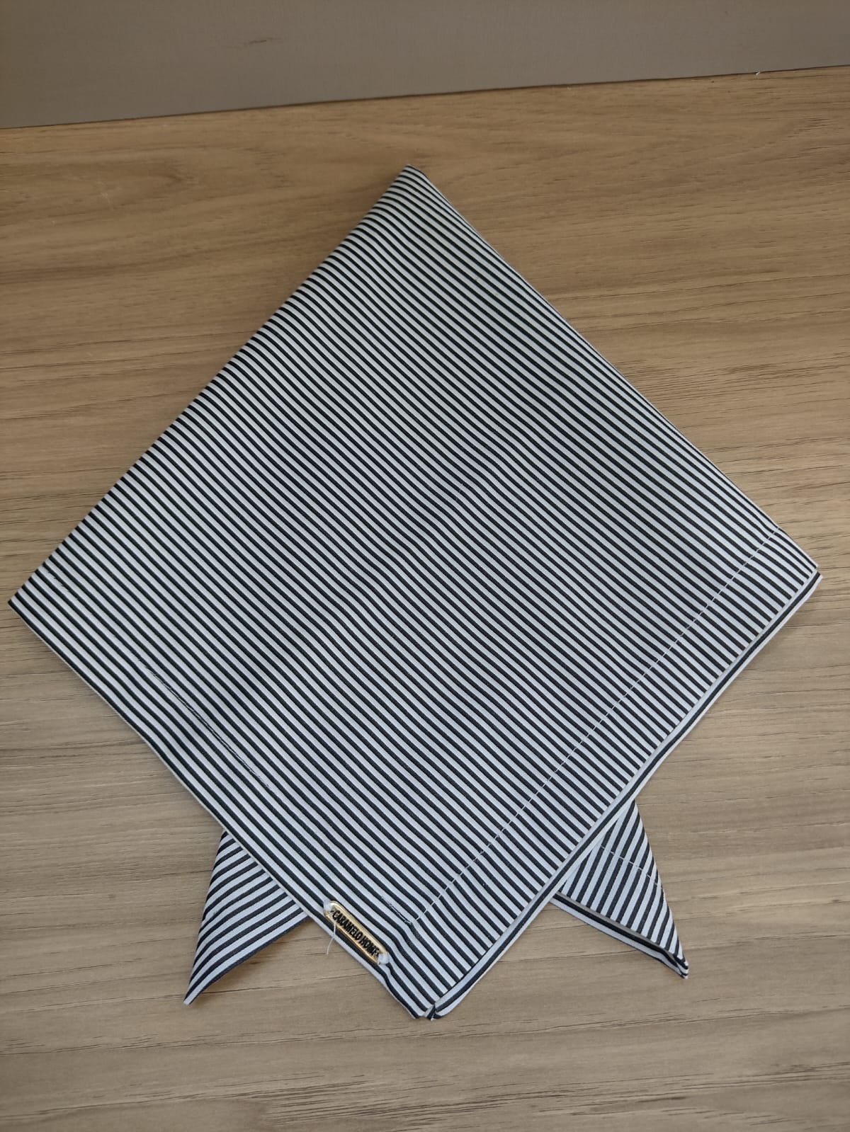 GUARDANAPO PARA MESA AMERICANA  LISTRADO PRETO E BRANCO.