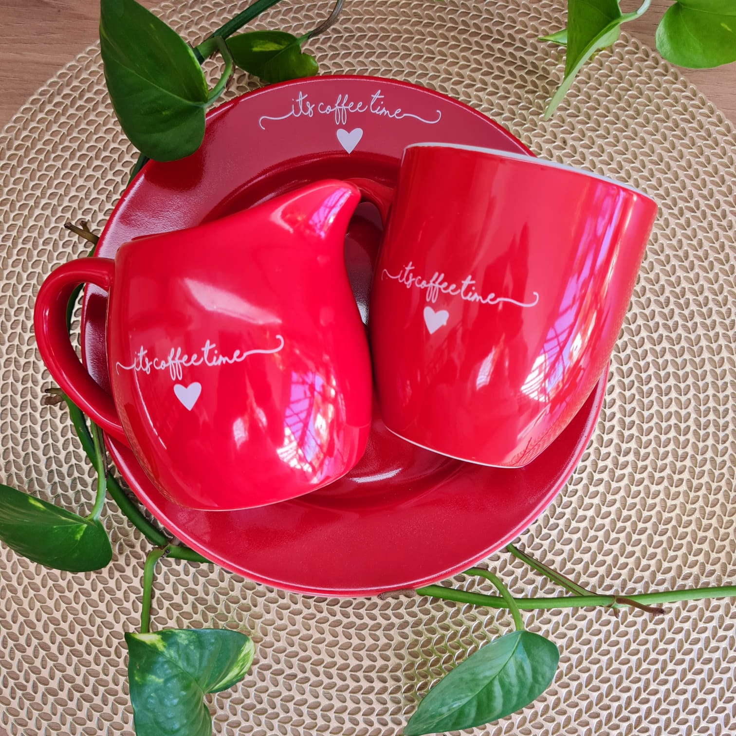 CONJUNTO PRATO DE SOBREMESA LEITEIRA E CANECA DE PORCELANA LAMOUR