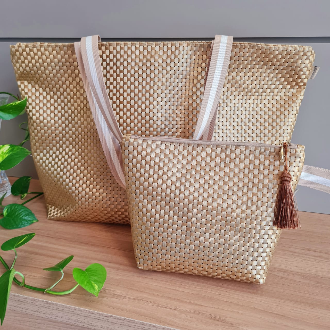 CONJUNTO BOLSA TELA DE NYLON DOURADA