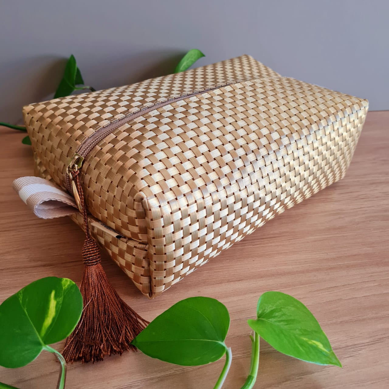 NECESSAIRE TELA DE NYLON DOURADA