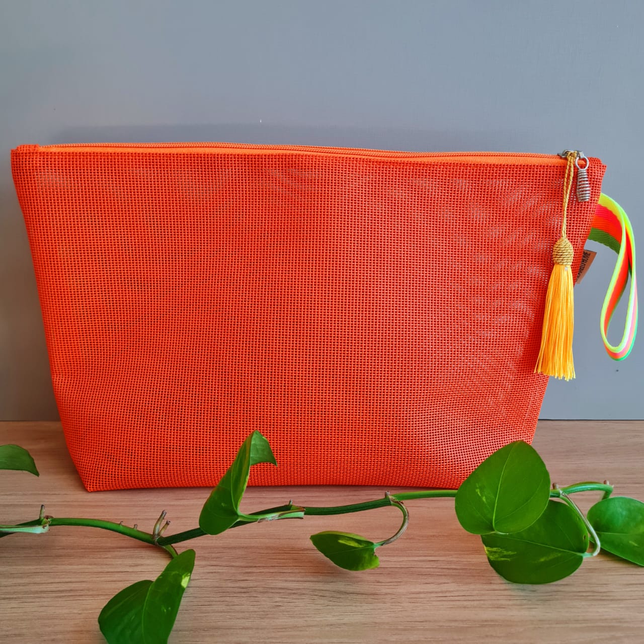 NECESSAIRE TELA DE NYLON LARANJA ALÇA COLORIDA